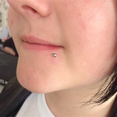 Labret Piercing [60 Ideas]: Pain Level, Healing Time, Cost, Experience ...