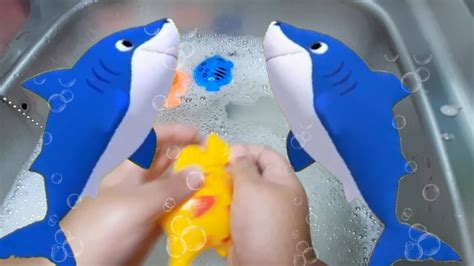 COLOR FISH SONG 🦈🐠🐡 PLAYING WITH COLORFULL FISH TOYS || SHORT STORY ...