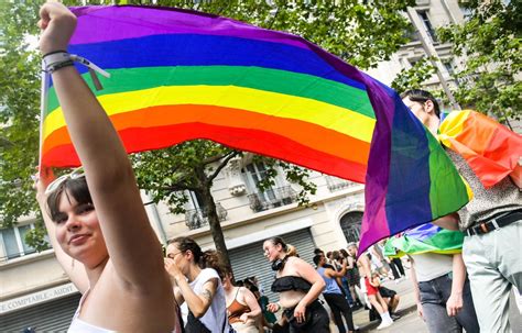 Marche des Fiertés : Des milliers de personnes à Paris pour une marche contre les violences