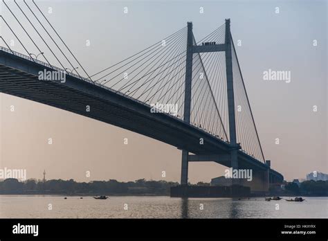 The Hooghly Bridge over the Hooghly River in Kolkata (Calcutta), West Bengal, India Stock Photo ...