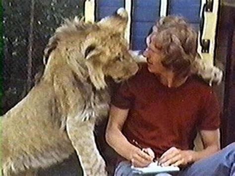 Christian The Lion Video - Heart Warming Reunion Video ~ Cool Things Collection