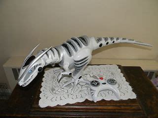 WOWWEE ROBORAPTOR ELECTRONIC DINOSAUR ROBOT REMOTE CONTROL RAPTOR R/C