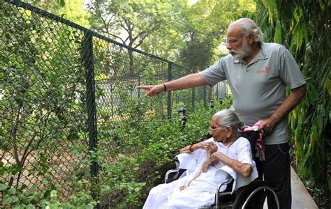 5 PICS that show PM Modi's STRONG BOND with mother Heeraben Modi | India News | Zee News