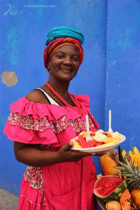 Afro Colombian woman with fruits in Cartagena | Colombian women, Colombian people, Cartagena