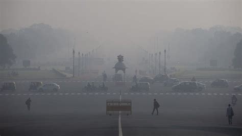 India pollution: Delhi ban on government diesel cars - BBC News