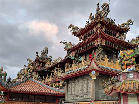 Buddhist Temple at Jiufen, Taiwan : pics