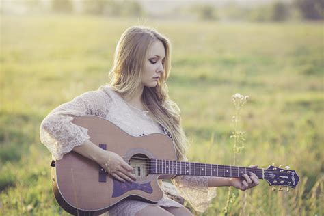 Fotos gratis : césped, persona, niña, mujer, guitarra acustica, país, músico, dama, acústico ...