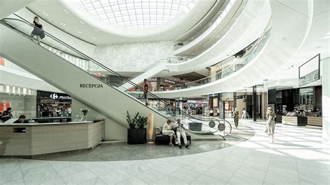 The Shopping Mall Will Have To Adapt To The New Normal | by Mai Mislang | Data Driven Investor ...