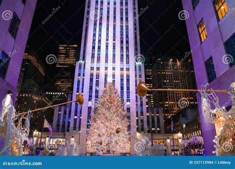 S Christmas Tree at Rockefeller Plaza in Midtown Manhattan New York ...