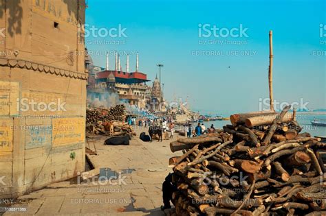 Hindu Cremation Rituals At Manikarnika Ghat Varanasi Stock Photo ...