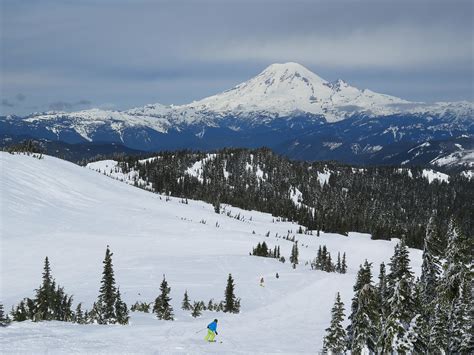 White Pass ski area, clear view of Mt Rainier | Brandon Williamson | Flickr