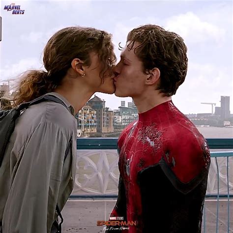 Zendaya Tom Holland Kiss Car : I'm literally obsessed with this kiss ...