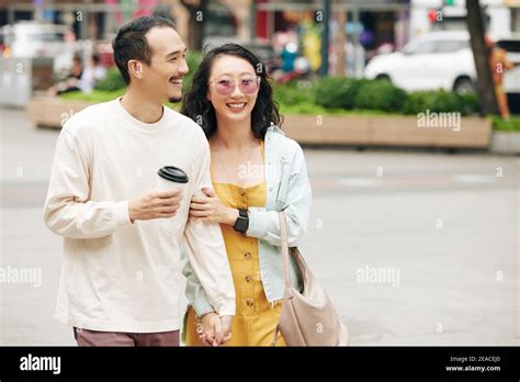 Happy young Chinese couple Stock Photo - Alamy