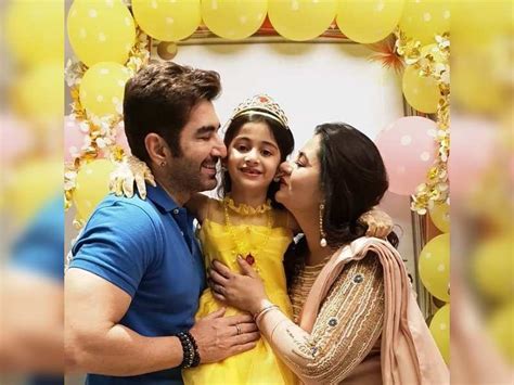 Family Album: Jeet’s adorable picture with daughter and wife will melt ...