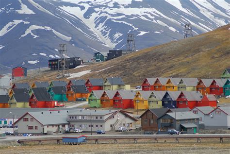 File:Longyearbyen colourful homes.jpg - Wikipedia