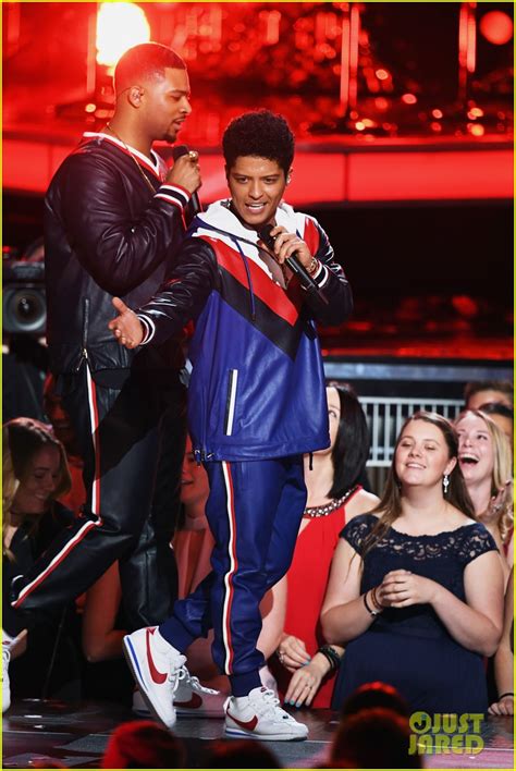 Bruno Mars Performs 'That's What I Like' at Grammys 2017 - Watch Now!: Photo 3858625 | 2017 ...