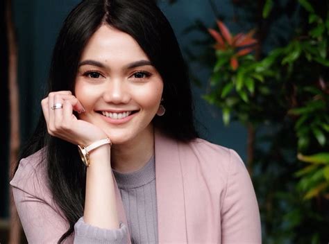 Sosok Artis Berpengikut 19 Juta yang Dukung Anji, Netizen Sebut Rina Nose | urbanasia.com