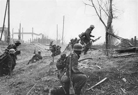 [Photo] German troops at Stalingrad, Russia, late 1942 | World War II Database