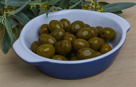 Green olives dish 12730428 Stock Photo at Vecteezy