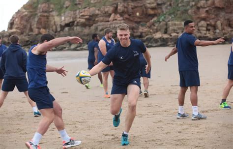 Newcastle Falcons as rugby stars train on Tynemouth beach - Chronicle Live