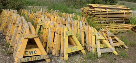 EX-LRG LOT OF SAWHORSE CONSTRUCTION BARRICADES - Kastner Auctions