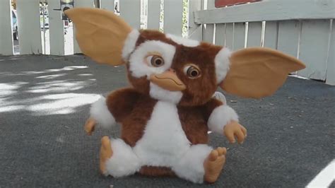 Gizmo singing = awe - YouTube