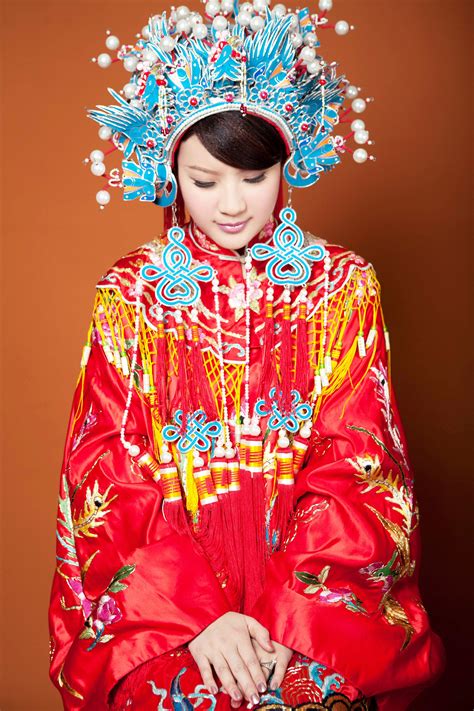 old school! ♥ | Chinese bride, Chinese wedding dress, Chinese wedding ...