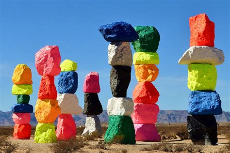 Seven Magic Mountains instalación de piedras gigantes de Ugo Rondinone