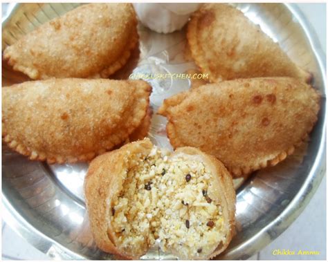 Chikkus Kitchen : Sweet somas Recipe / Diwali Recipe / Somasi Recipe