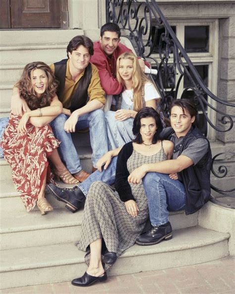 La tenue année 90 - une tendance qui inspire la mode en 2020 | Friends season, Friends tv ...