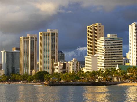 Hoteles En La Playa De Honolulu Hawaii Waikiki Imagen de archivo ...