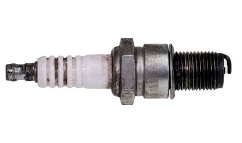 Spark plugs are fouled with oil. Causes and solutions