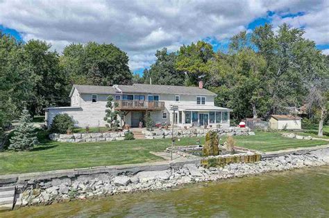 Browse waterfront homes currently on the market in Wisconsin matching ...