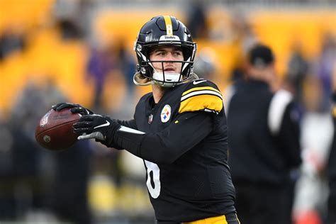 Kenny Pickett injury: Steelers QB suffers injury in Week 14 ...