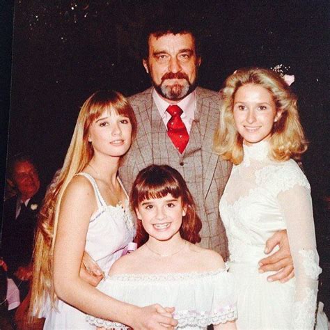 Kyle richards shares rare photo of her dad and sisters on instagram ...