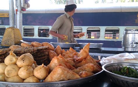 Try these Food Items At Indian Railways – EaseMyTrip