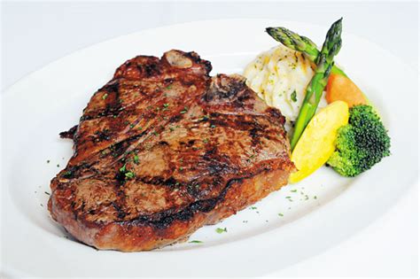 An Island Tradition In Fine Dining | Hy's Steak House | Dining Out