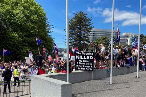 Thousands protest in New Zealand against COVID-19 rules | Reuters