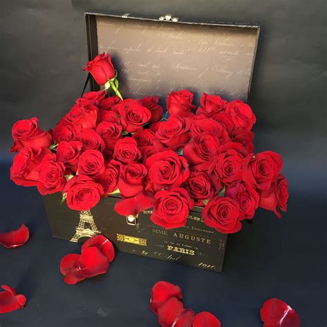 Valentine's Day rose box. 40 Ecuadorian sexy red roses, in a Paris ...