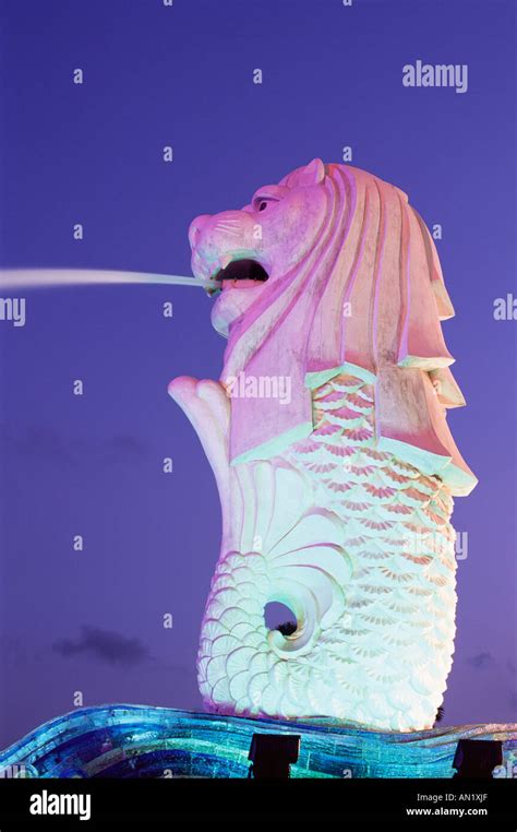 Singapore, Merlion Statue at Night Stock Photo - Alamy