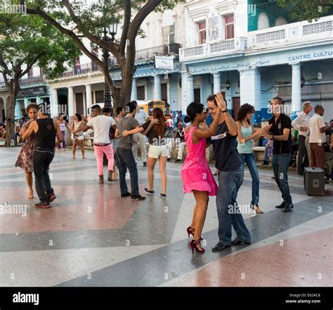 Havana cuba salsa dancer hi-res stock photography and images - Alamy