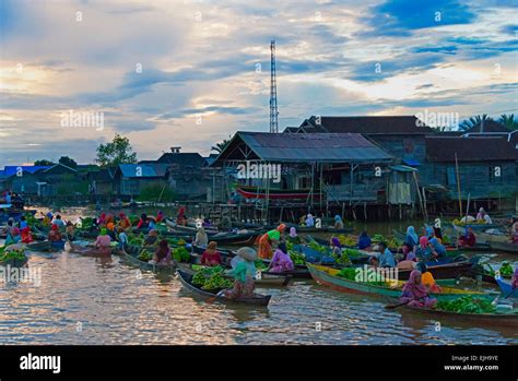 Lok Baintan Floating market, Banjarmasin, Kalimantan, Indonesia Stock Photo - Alamy