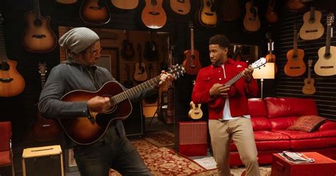 Watch: Aaron Rodgers Shows off Guitar Skills in New State Farm Commercial