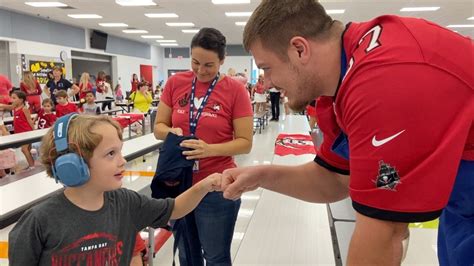 Bucs rookies serve lunches, smiles at Starkey Ranch K-8