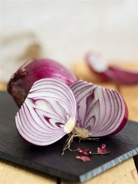 Caramelized onion relish for hamburgers • Electric Blue Food - Kitchen stories from abroad