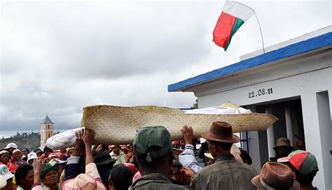 Madagascar: The Famadihana, ceremony of turning the dead - Discover the World