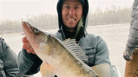 Rainy River Fishing Tips in a Snow Storm - POBSE