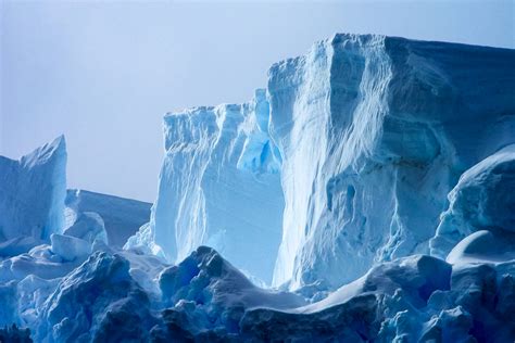 Antarctic icebergs in the waters of the ocean | 株式会社アイスバーグ