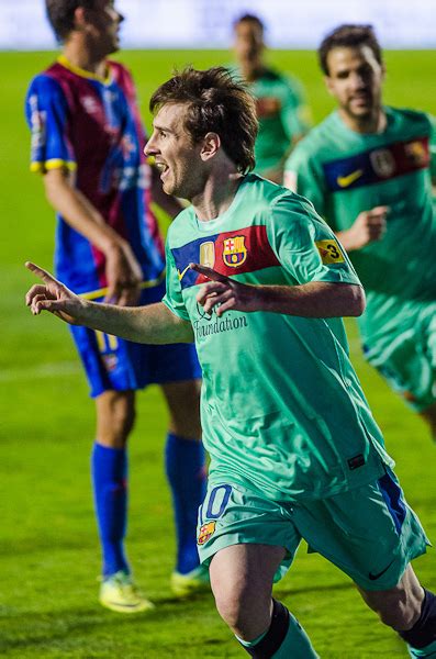 File:Messi - Levante UD vs FC Barcelona - Carlos RM.jpg - Wikimedia Commons