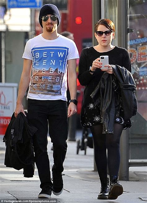 Newlywed Isabella Cruise enjoys low-key stroll with husband Max Parker in London | Daily Mail Online